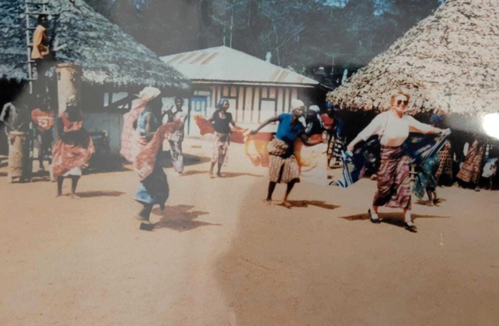 Samen dansen met de dorpsbewoners in Afrika